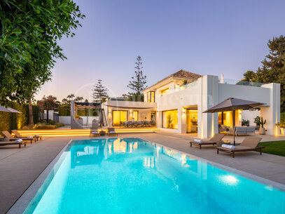 Villa Malibu – Modern lyxvilla med havsutsikt i Nueva Andalucía