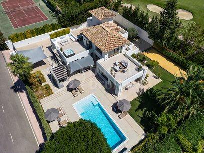 Villa Malibu – Modern lyxvilla med havsutsikt i Nueva Andalucía