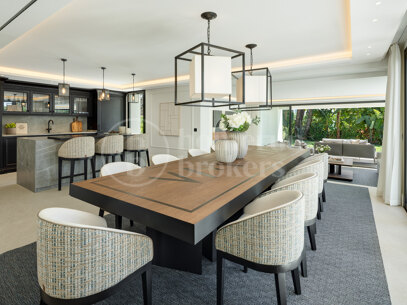 Villa Malibu – Modern lyxvilla med havsutsikt i Nueva Andalucía