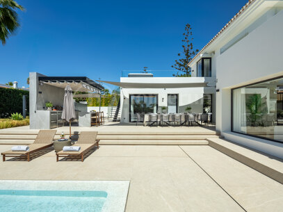 Villa Malibu – Modern lyxvilla med havsutsikt i Nueva Andalucía