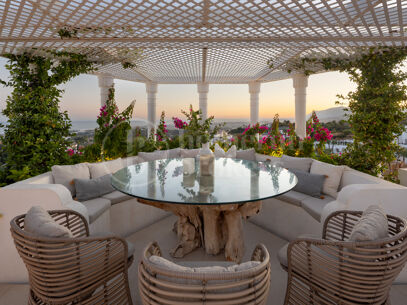 Penthouse Colgantes - Luxury Renovated Penthouse with Sea Views