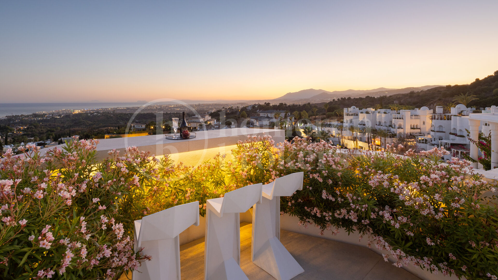 Penthouse Colgantes - Luxury Renovated Penthouse with Sea Views