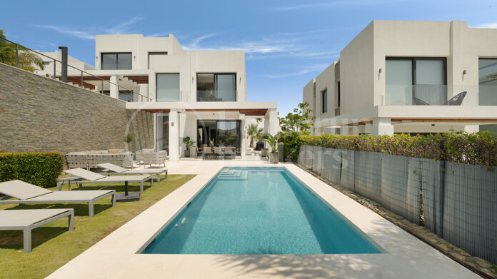 Villa Solmar - Parhus till salu i Green Hill Marbella med havs- och golfutsikt