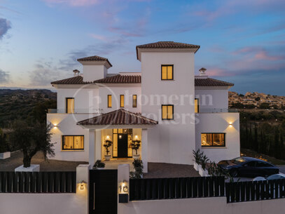 Villa Andrea - Frontline Golf Contemporary Villa in Santa Maria Golf, Elviria