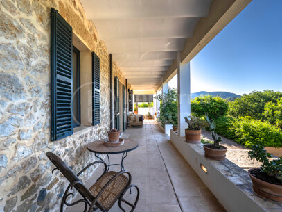 Refined Garden Oasis in Establiments
