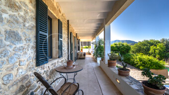 Refined Garden Oasis in Establiments