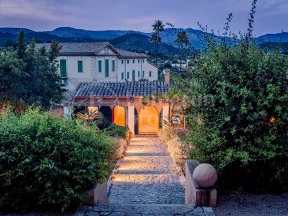 Refined Garden Oasis in Establiments