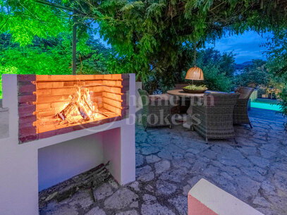 Refined Garden Oasis in Establiments