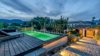 Refined Garden Oasis in Establiments