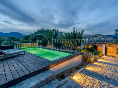 Refined Garden Oasis in Establiments
