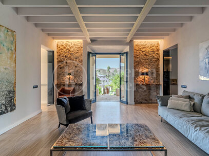 Refined Garden Oasis in Establiments