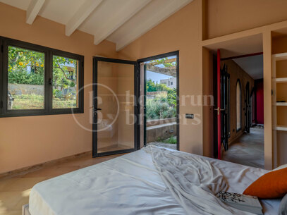 Refined Garden Oasis in Establiments
