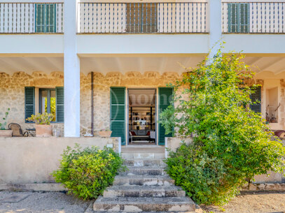Refined Garden Oasis in Establiments