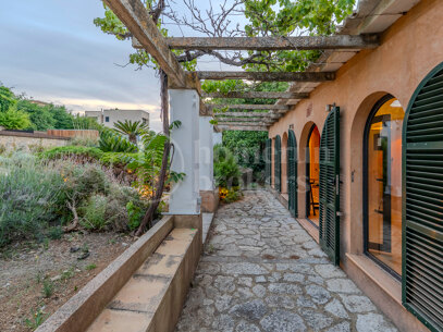 Refined Garden Oasis in Establiments