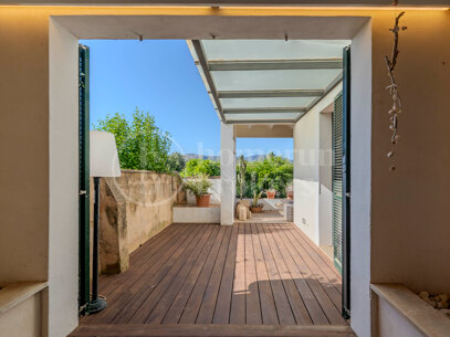 Refined Garden Oasis in Establiments