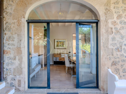 Refined Garden Oasis in Establiments