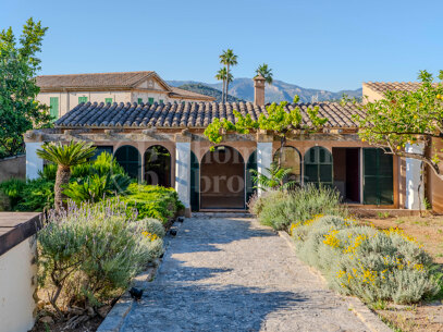Refined Garden Oasis in Establiments
