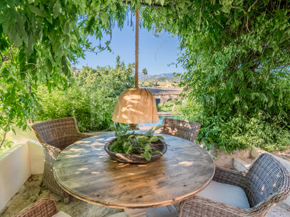 Refined Garden Oasis in Establiments
