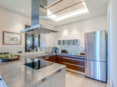 Refined Garden Oasis in Establiments