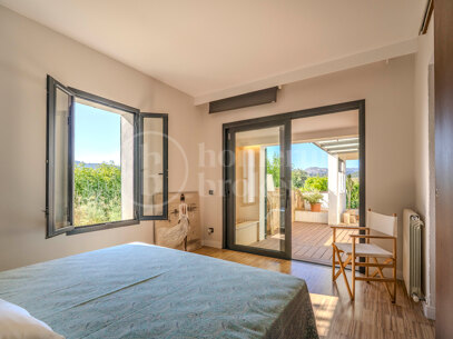 Refined Garden Oasis in Establiments