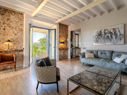 Refined Garden Oasis in Establiments