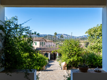 Refined Garden Oasis in Establiments