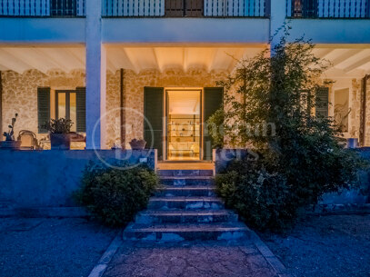 Refined Garden Oasis in Establiments