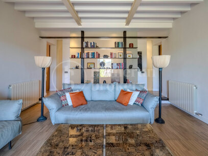 Refined Garden Oasis in Establiments