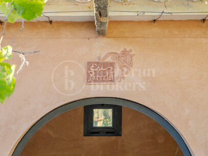 Refined Garden Oasis in Establiments
