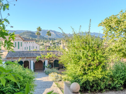 Refined Garden Oasis in Establiments