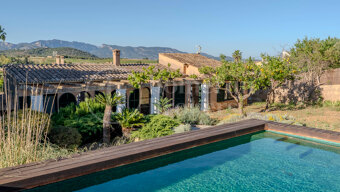 Refined Garden Oasis in Establiments