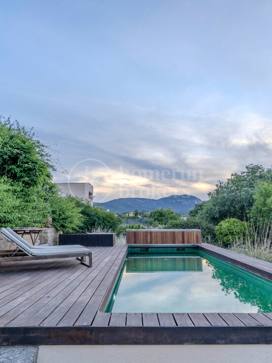 Refined Garden Oasis in Establiments
