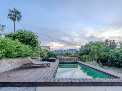 Refined Garden Oasis in Establiments