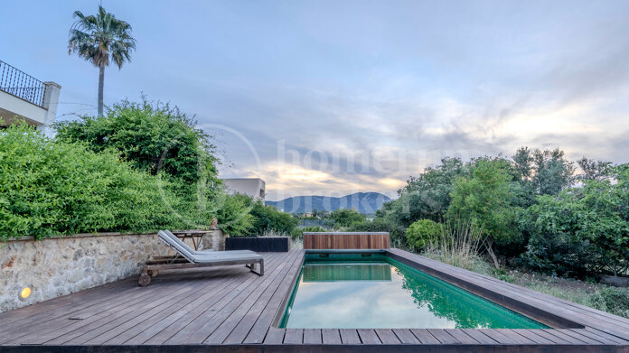 Refined Garden Oasis in Establiments