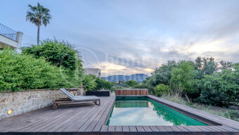 Refined Garden Oasis in Establiments