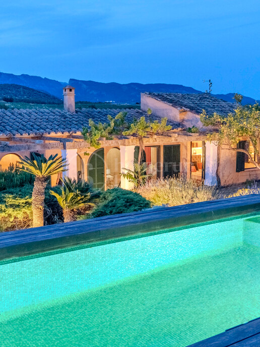 Refined Garden Oasis in Establiments