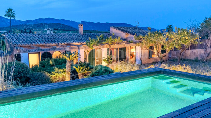 Refined Garden Oasis in Establiments
