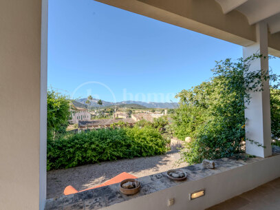 Refined Garden Oasis in Establiments