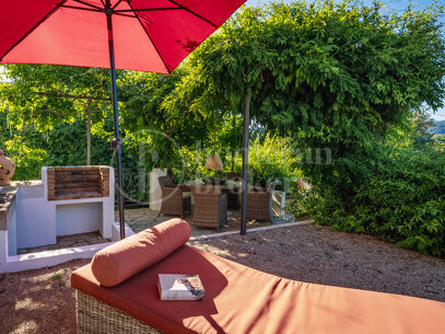 Refined Garden Oasis in Establiments