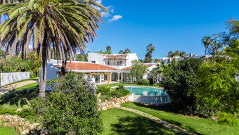 Villa Idriss – Andalusisk Elegans med Utbyggnadspotential i Guadalmina Baja
