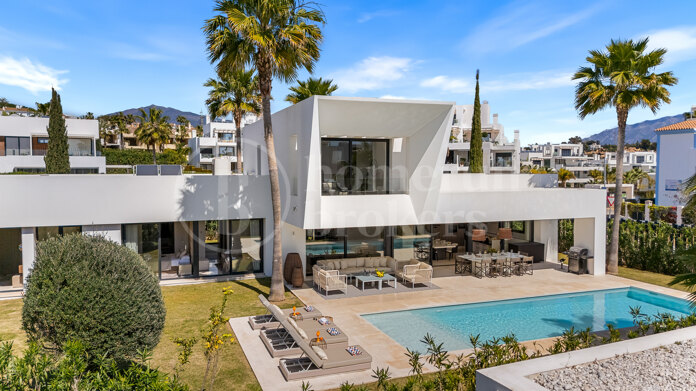 Villa Paraiso Views - Modern Beachside Luxury Villa in the New Golden Mile