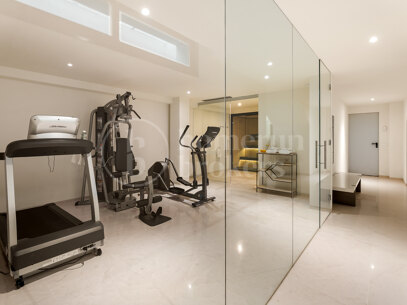 Villa Paraiso Views - Modern Beachside Luxury Villa in the New Golden Mile