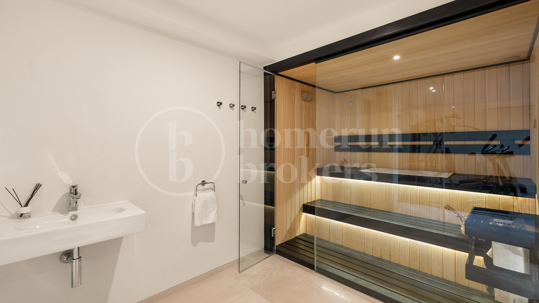 Villa Paraiso Views - Modern Beachside Luxury Villa in the New Golden Mile
