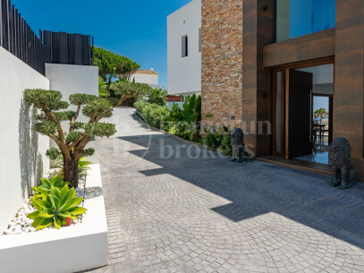 Villa Paloma – Modern Villa with Sea Views in Manilva
