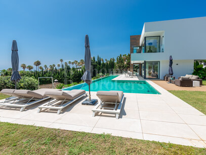 Villa Paloma – Modern Villa with Sea Views in Manilva