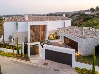 Villa Cina - Elegant 5-Bedroom Designer Villa with Panoramic Sea Views