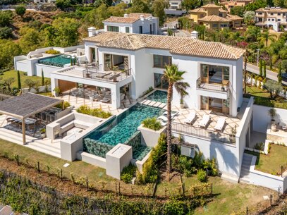 Villa Cina - Elegant 5-Bedroom Designer Villa with Panoramic Sea Views