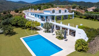 Villa Helena – 5-Bedroom Estate with Sea Vies inn Monte Mayor