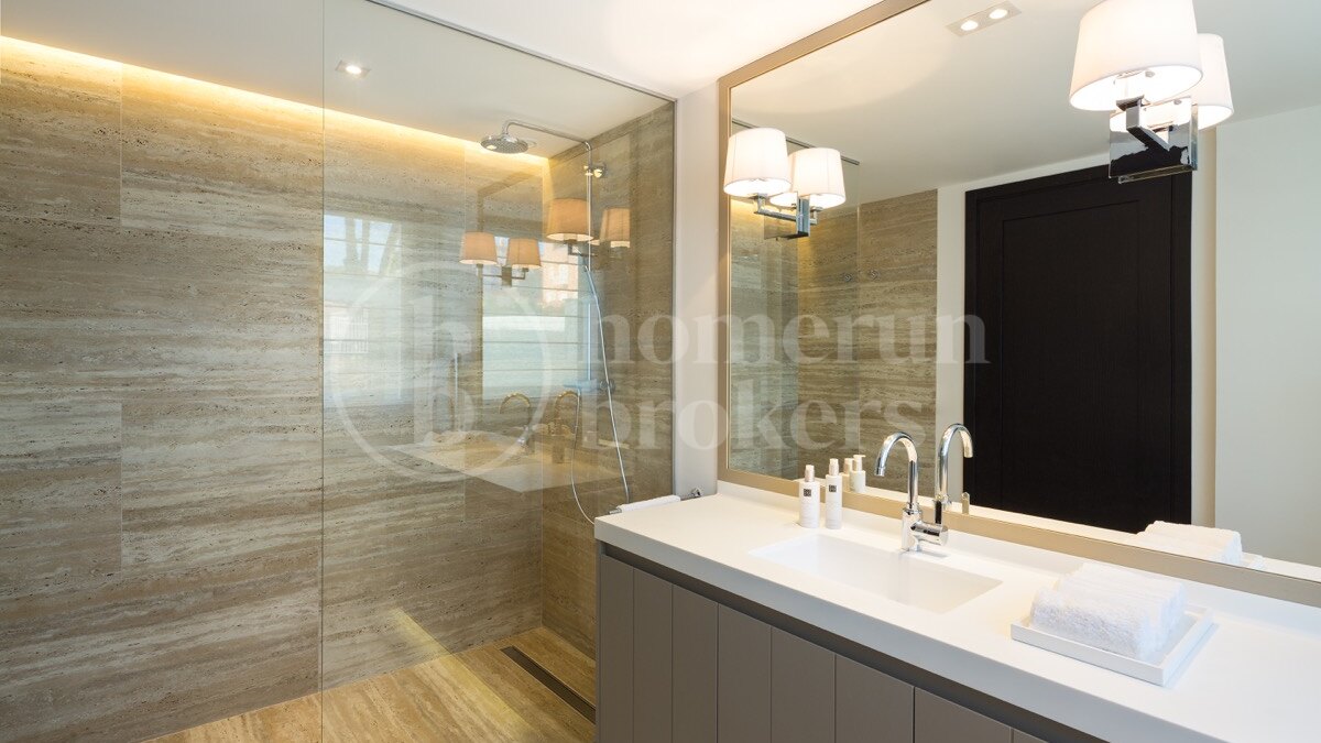Villa Alaya - Recently Renovated Frontline Golf Villa in Nueva Andalucia
