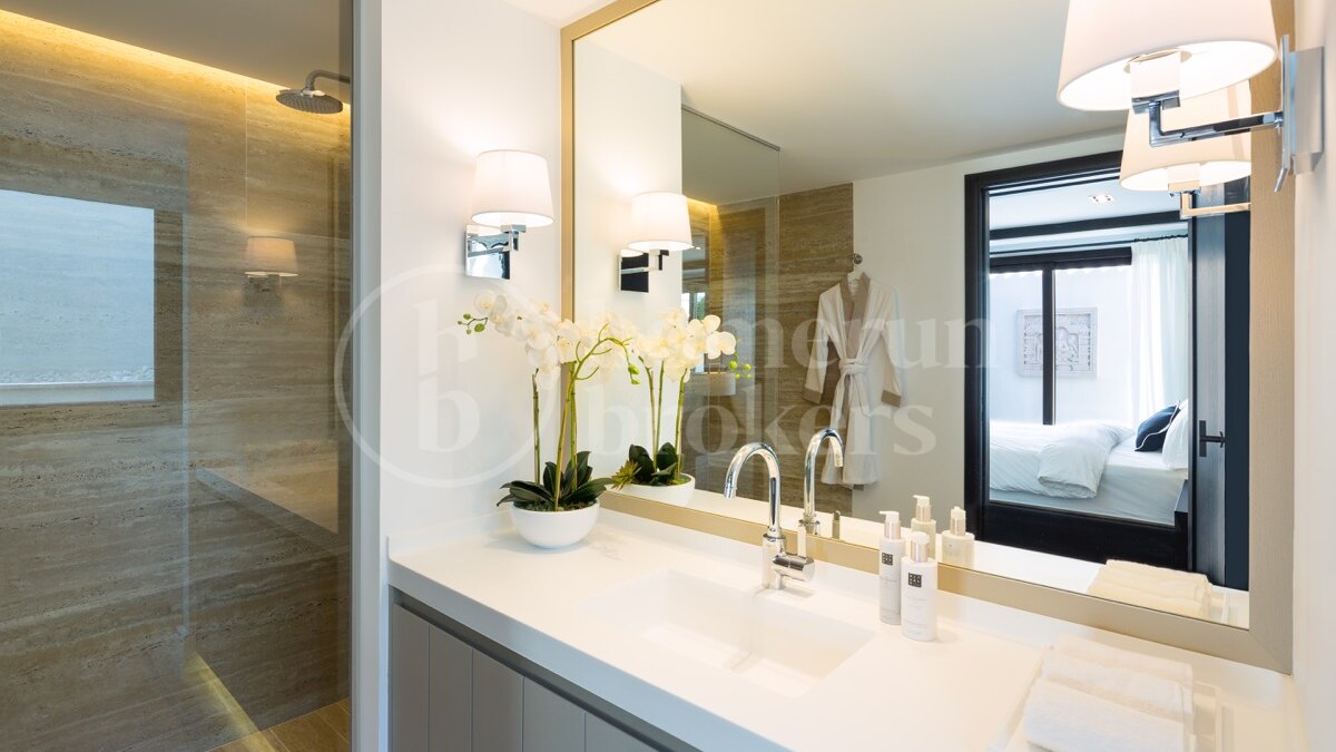 Villa Alaya - Recently Renovated Frontline Golf Villa in Nueva Andalucia